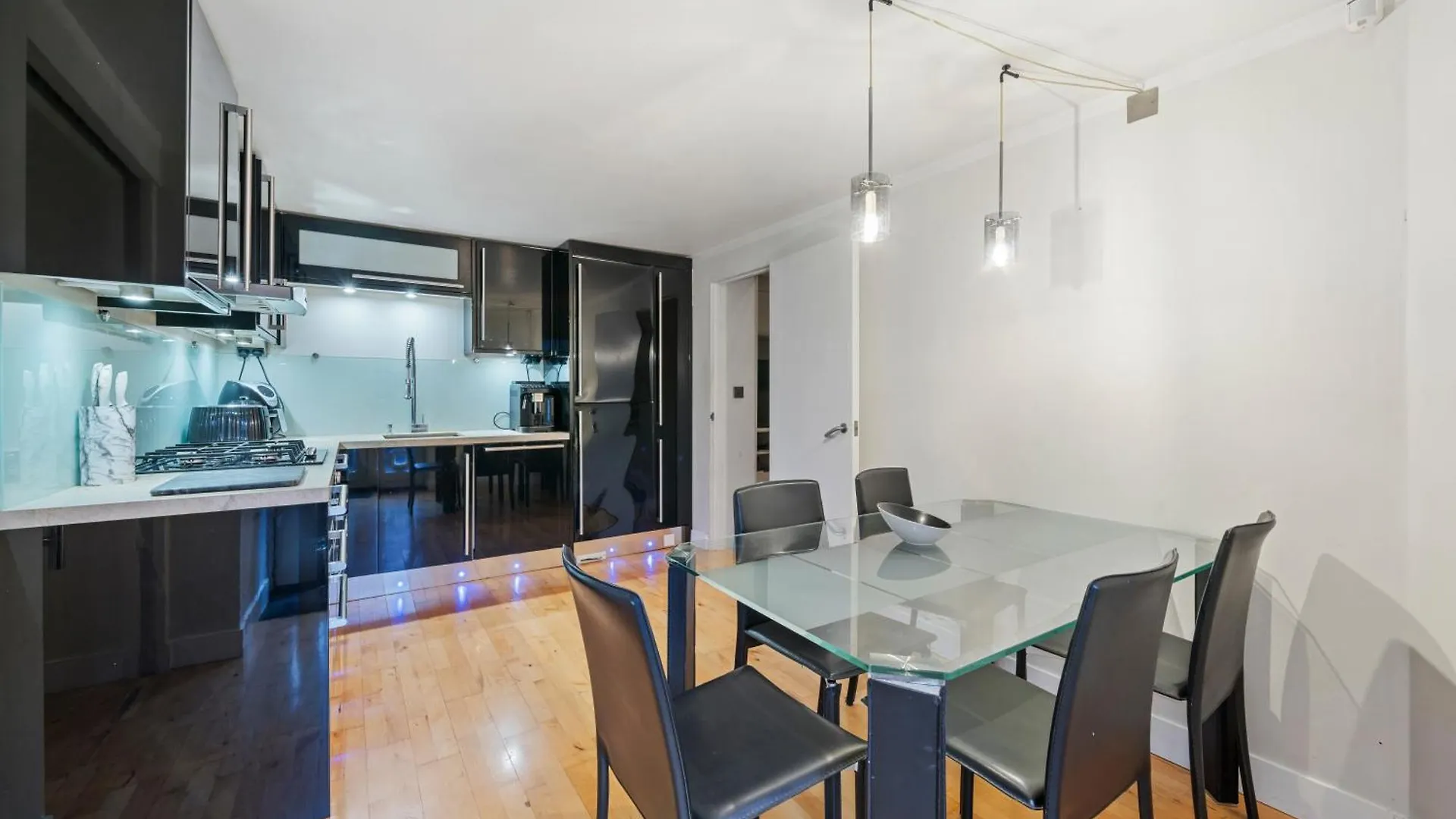 Glamorous 2Br House, Outdoor Space & Free Parking Apartment London